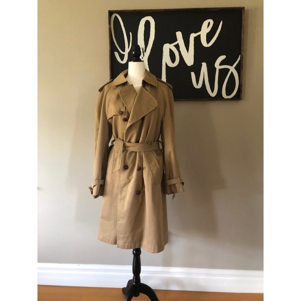 Classic Women's Tan Trench Coat with Belt